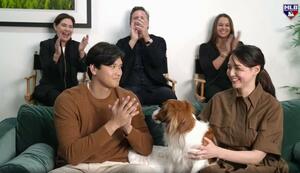 米大リーグ、ナショナル・リーグのＭＶＰに満票で選ばれ、ＭＬＢネットワークの番組で喜ぶドジャースの大谷翔平。右は妻真美子さん＝１３日