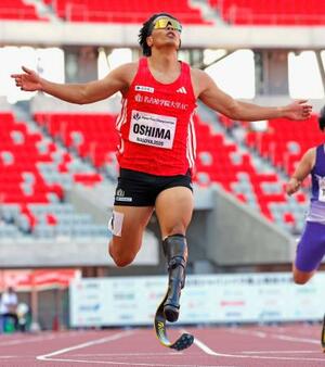 　男子２００メートル（義足・機能障害Ｔ６４）　２２秒７６のアジア新で優勝した大島健吾＝パロマ瑞穂スタジアム