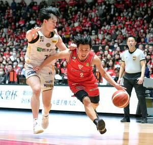 　宇都宮―千葉Ｊ、第４クオーター、競り合う宇都宮・小川（左）と千葉Ｊ・富樫＝国立代々木競技場