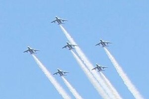 2022年の高田城址公園観桜会で行われたブルーインパルスによる展示飛行=上越市