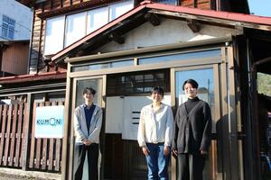 地域おこし協力隊を退任し「ヨリミチ」を立ち上げた(左から)田村和也さん、平原理紗子さん、坂井千晃さん=阿賀町津川