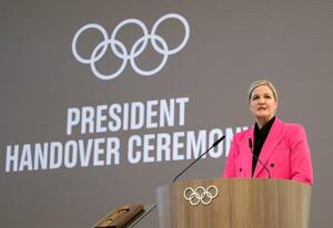 IOCの新旧会長引き継ぎ式でスピーチするカースティ・コベントリー氏=23日、ローザンヌ(ゲッティ=共同)