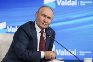 2日、ロシア南部ソチで開催された「ワルダイ会議」に参加したプーチン大統領(タス=共同)