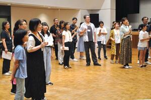 プレ公演を前に練習に熱が入る「南魚沼オペラ合唱団うたのみ」のメンバーら=南魚沼市民会館