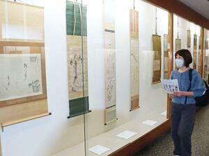 「加賀の千代尼」を題材に開かれている特別展＝出雲崎町米田