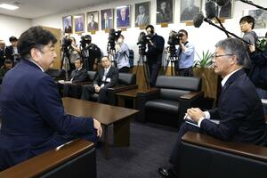 柏崎市の桜井雅浩市長(右)と面会した東京電力の小早川智明社長(左)=1月22日、柏崎市役所