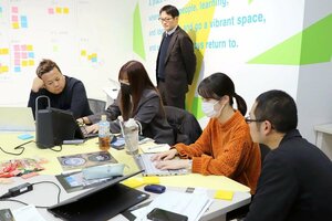 県内の学生や企業関係者が新規事業創出のノウハウを学んだ「イントレプレナー養成講座」＝新潟市中央区