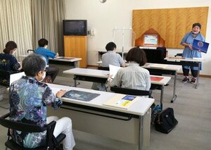 長岡空襲を紙芝居で語り継ぐ担い手を育成するための講座=長岡市学校町1の市中央図書館