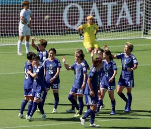 日本―台湾 試合終了間際、チーム2点目のゴールが決まり喜ぶ女子日本代表=パース(ゲッティ=共同)