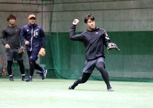 軽快な動きでノックを受ける山田龍青=エコスタ