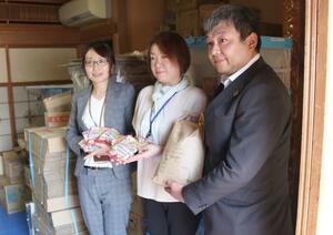 三条信用金庫職員会から新潟県フードバンク連絡協議会への食品の寄贈=三条市北新保1