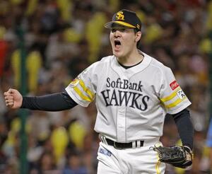 　７回、日本ハムの五十幡を空振り三振に仕留めガッツポーズのソフトバンク・有原＝みずほペイペイドーム
