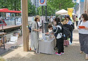 2024年春に行われた社会実験「東大通みちばたリビング」の様子。買い物や休憩で多くの人が足を止めていた=5月26日、新潟市中央区東大通1