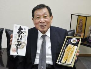 名物駅弁「夫婦あなごめし」を持つ広島駅弁当社長の中島和雄さん＝２０２５年１０月、広島市