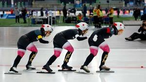 女子団体追い抜きで滑走する(右から)堀川桃香、高木美帆、佐藤綾乃。3位となり、ミラノ・コルティナ冬季五輪の出場権獲得を確実とした=ハーマル(共同)