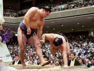 豊昇龍(左)が上手投げで霧島を下す=両国国技館