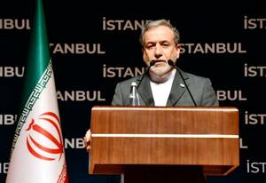 22日、トルコ・イスタンブールで記者会見するイランのアラグチ外相(共同)