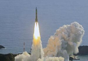 模擬衛星と2機の超小型衛星を載せ、鹿児島県の種子島宇宙センターから打ち上げられるH3ロケット2号機=2月17日午前9時23分(共同通信社ヘリから)