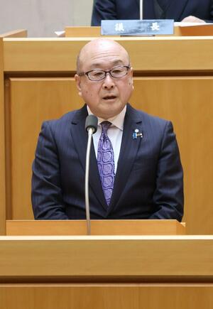2月の弥彦村議会臨時会に臨んだ本間芳之村長