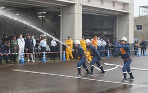 佐渡市消防大会で操法競技に挑む消防団員=佐渡市八幡
