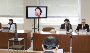 厚生環境委員会にオンラインで出席し、質問する荒木法子氏(モニター内)=3月6日、県議会