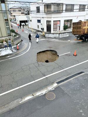 下水道管の損傷で、道路が陥没した現場。大型トラックは転落こそ免れたが、運転手がけがをした＝１月９日、新潟市東区太平４（読者提供）