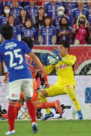 横浜M-新潟 後半、ゴールを死守するGK小島亨介=日産ス(写真映像部・永井隆司)