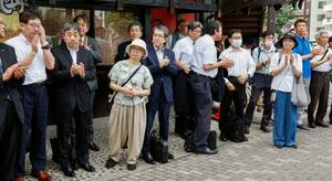 参院選が公示され、街頭演説に耳を傾ける人たち=3日午前、京都市上京区