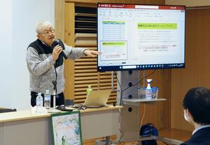 震災後、長時間たってＰＴＳＤなどを発症するケースがあることを説明する蟻塚亮二さん＝福島県南相馬市