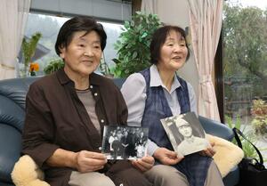 父の写真を手に心情を語る太田美智さん（左）、福岡洋子さん姉妹＝三条市