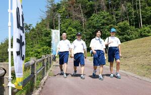 新潟・山形地震を振り返りながら、ウオーキングイベントに参加する中学生たち=6月18日、村上市府屋