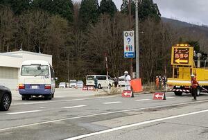 国道17号を走行する車両にチラシを配り、冬用タイヤやチェーンなど冬の備えを呼びかけた=湯沢町神立