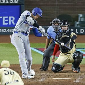 米大リーグ、ダイヤモンドバックス戦で43号ソロを放つドジャース・大谷翔平。「43本塁打、43盗塁」に到達した=8月30日、フェニックス(共同)