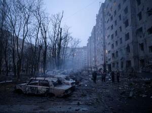 　ウクライナ東部ドネツク州でロシアの空爆を受けた建物＝８日（ウクライナ軍提供・ロイター＝共同）