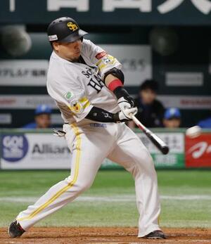 9回ソフトバンク1死一、三塁、山川が左越えに逆転サヨナラの2点二塁打を放つ=みずほペイペイドーム