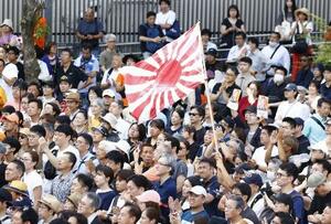 参院選で街頭演説に耳を傾ける人たち=19日、横浜市
