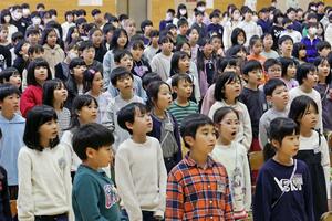 横田めぐみさんの早期帰国を願った新潟小学校の集会=11月15日、新潟市中央区