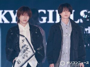 『第42回マイナビ東京ガールズコレクション2026SPRING/SUMMER』に出演したKEY-TO-LIT（左から）中村嶺亜、井上瑞稀 （C）ORICON NewS inc.