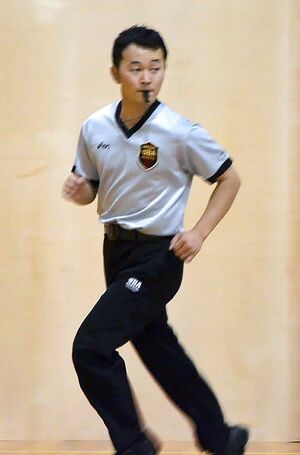 試合でホイッスルを吹く阿部暢史さん(本人提供)