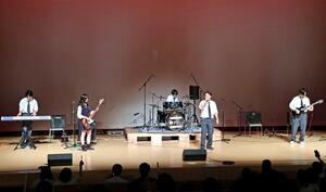 高校生が力強い演奏を披露した県高校軽音楽大会=5月25日、上越市本城町
