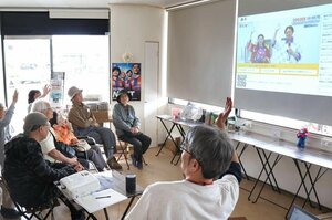映像を通じて大阪・関西万博を体験したツアー=柏崎市駅前1