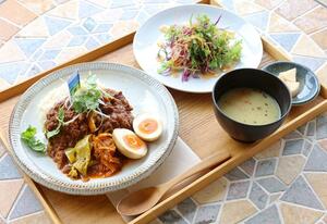 燦燦カフェで販売中の「牛すじみそカレー」=新潟市西蒲区角田浜