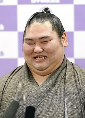 　現役引退の記者会見で笑顔を見せる元幕内の大奄美＝２０日、両国国技館