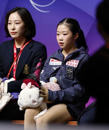 女子ＳＰの演技を終え、キスアンドクライで得点を待つ中井亜美＝サスカトゥーン（共同）