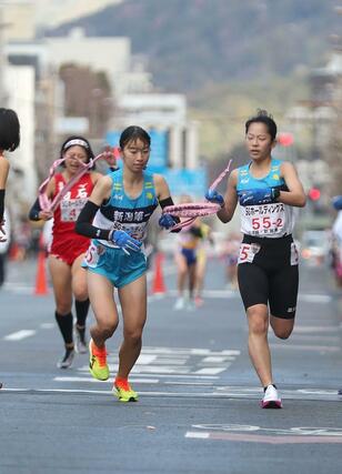 新潟第一の2区東野海和から3区川野莉央へたすきをつなぐ