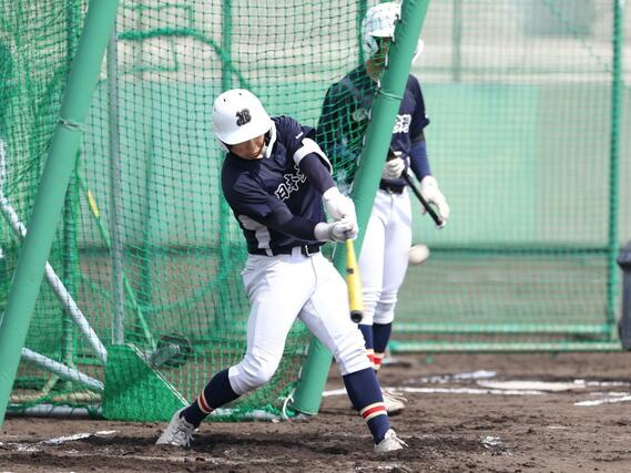 初戦の高知農戦へ向け、調整する日本文理の選手たち=20日、兵庫県西宮市