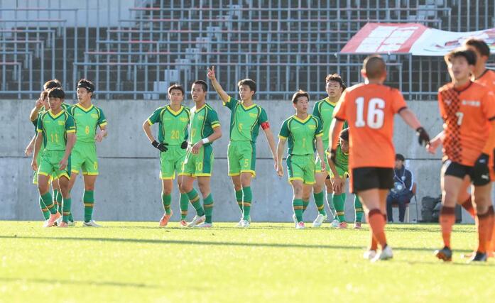 前半、２失点目直後に選手を鼓舞する主将のＤＦ西馬礼（５）＝ＮＡＣＫ５スタジアム大宮