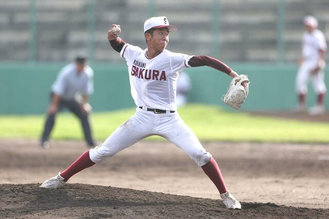 村上桜ヶ丘－柏崎　６回２番手で登板した村上桜ヶ丘の赤澤裕斗＝新発田市五十公野