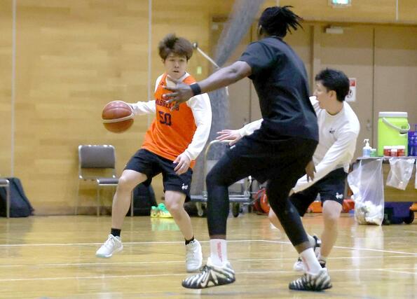 最終節の敵地埼玉2連戦に向け、練習する新潟=弥彦村