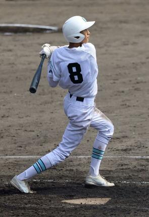 高校野球３回戦　長岡大手－新潟工　五回表長岡大手一死一、三塁、先制適時打を放つ長岡大手の今井秀輔＝１９日、柏崎市佐藤池球場
